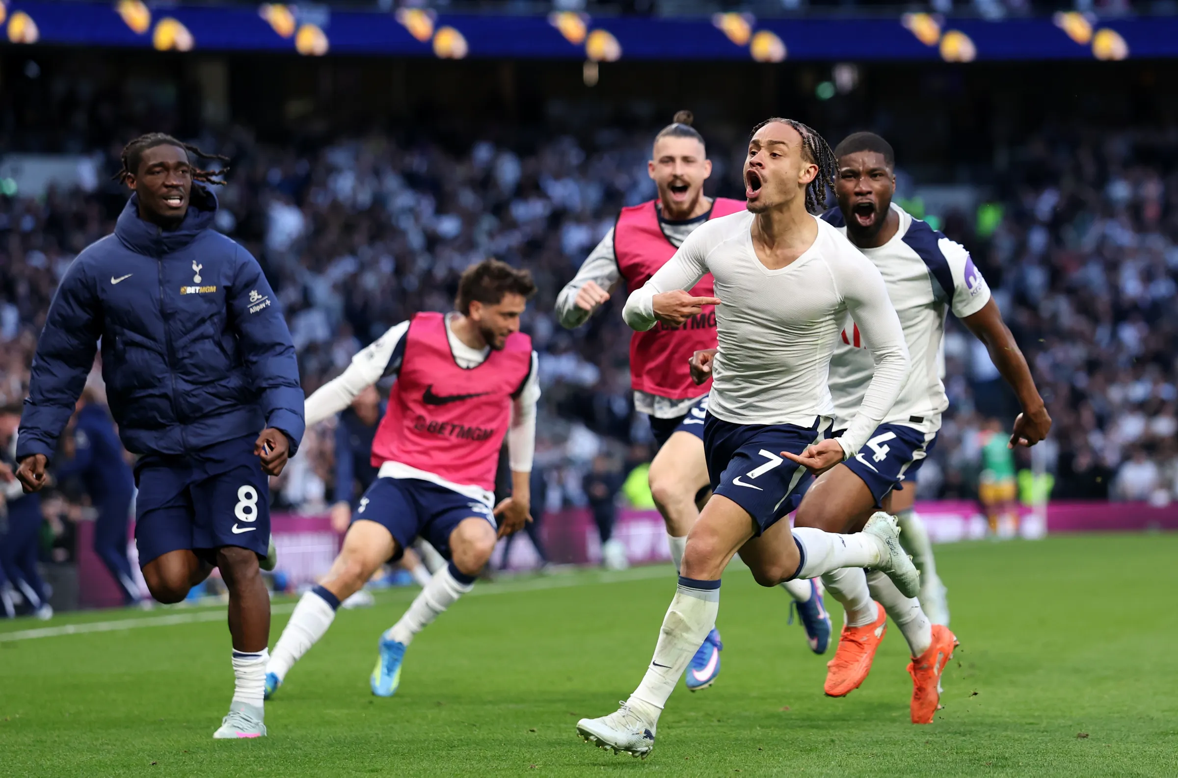 Rutter’s Late Strike Denies Spurs in Survival Blow